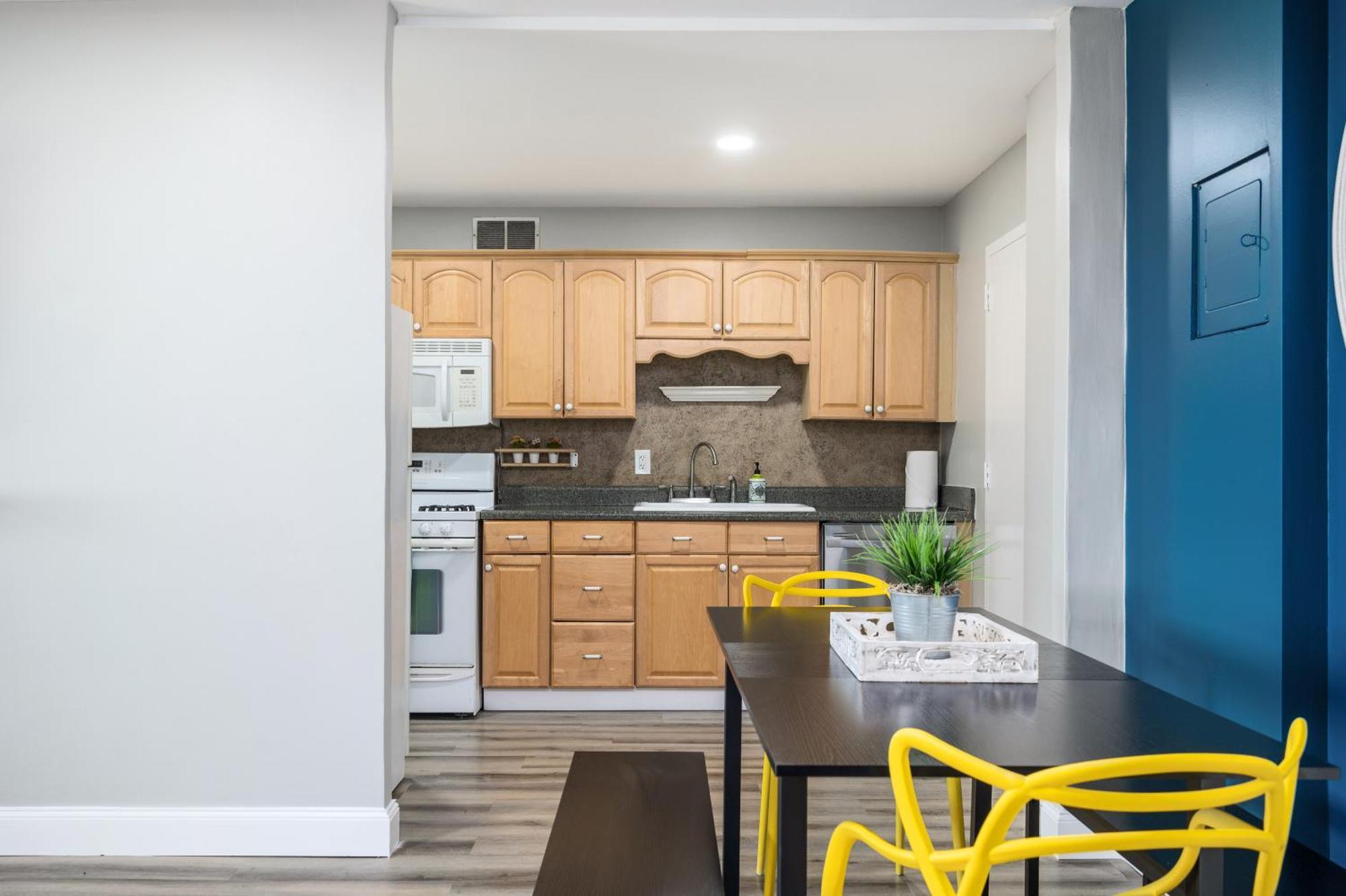 Holiday home Downtown Onsite Parking King! 3br Lm 06 Units *